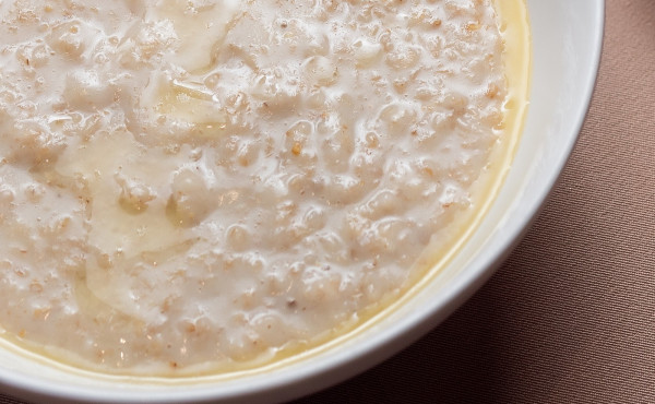Каша овсяная из цельного зерна с йогуртом, фисташками, кешью и свежими ягодами Каша овсяная из цельного зерна с йогуртом, фисташками, кешью и свежими ягодами